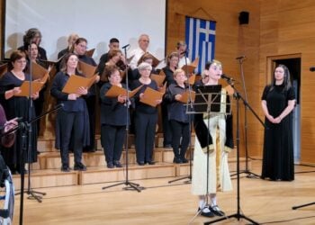 Μια μικρή Ποντιοπούλα τραγουδά παραδοσιακά στη διάρκεια της εκδήλωσης (φωτ.: alpha-news.gr)