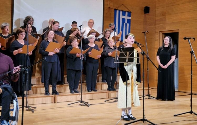 Μια μικρή Ποντιοπούλα τραγουδά παραδοσιακά στη διάρκεια της εκδήλωσης (φωτ.: alpha-news.gr)