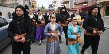 Μικρά και μεγάλα μέλη της Ευξείνου Λέσχης Αχαρνών και Αττικής «Ο Καπετάν Ευκλείδης» στις εκδηλώσεις (φωτ.: Δήμος Αχαρνών)