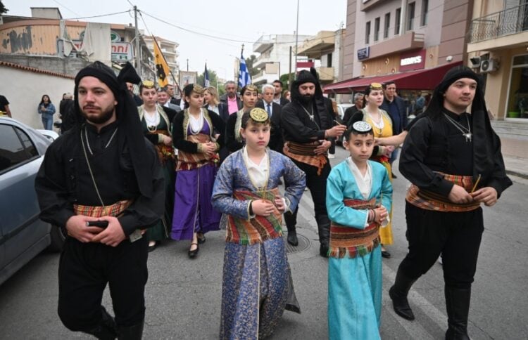 Μικρά και μεγάλα μέλη της Ευξείνου Λέσχης Αχαρνών και Αττικής «Ο Καπετάν Ευκλείδης» στις εκδηλώσεις (φωτ.: Δήμος Αχαρνών)