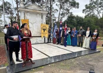 Στιγμιότυπο από την περσινή κατάθεση στεφάνων στο Μνημείο Ηρώων (φωτ.: facebook/Pontiaki Estia Melbourne)