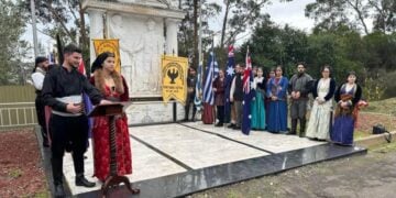 Στιγμιότυπο από την περσινή κατάθεση στεφάνων στο Μνημείο Ηρώων (φωτ.: facebook/Pontiaki Estia Melbourne)
