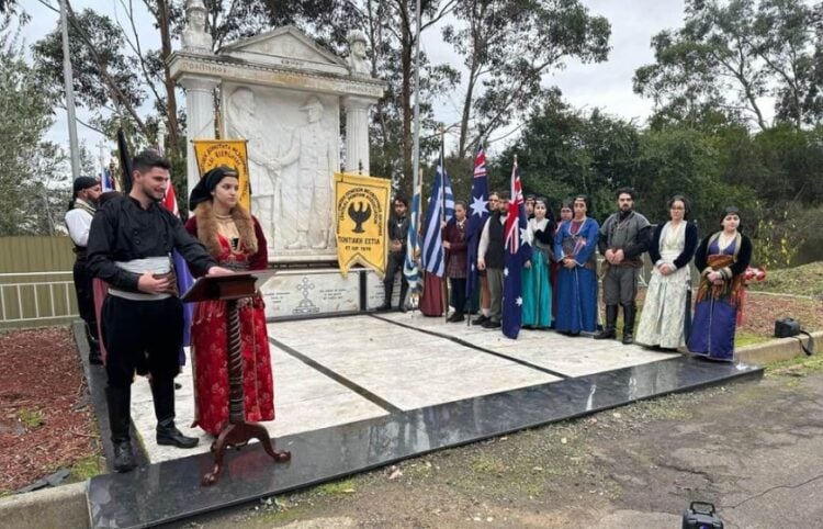 Στιγμιότυπο από την περσινή κατάθεση στεφάνων στο Μνημείο Ηρώων (φωτ.: facebook/Pontiaki Estia Melbourne)