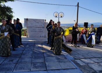 Νέοι του Πολιτιστικού Συλλόγου Στίβου στη διάρκεια της εκδήλωσης (φωτ.: facebook/ΠΣ Στίβου ά
Άγιος Γεώργιος)