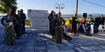 Νέοι του Πολιτιστικού Συλλόγου Στίβου στη διάρκεια της εκδήλωσης (φωτ.: facebook/ΠΣ Στίβου ά
Άγιος Γεώργιος)