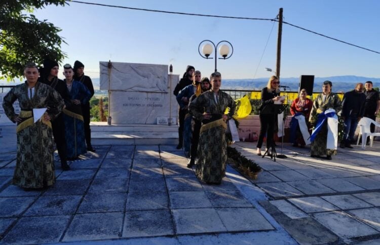 Νέοι του Πολιτιστικού Συλλόγου Στίβου στη διάρκεια της εκδήλωσης (φωτ.: facebook/ΠΣ Στίβου ά
Άγιος Γεώργιος)