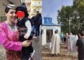 Αριστερά, μια νεαρή μητέρα με τον μικρούλη απόγονο του Πόντου και δεξιά το παρεκκλήσι του Ιωάννη του Θεολόγου (φωτ.: facebook/Σύλλογος Ποντίων Ν.Ξάνθης)