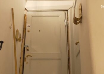 Εμφανή τα ίχνη παραβίασης από την αστυνομία στη διεύθυνση όπου είναι εγγεγραμμένος ο συλληφθείς διπλωμάτης (φωτ.: SVT/ Julia Wide)