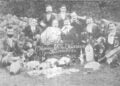 Παρέα Κοτυωριτών την Πρωτομαγιά του 1902 στον Άγιο Κωνσταντίνο (πηγή: «Από τη ζωή του Πόντου – Λαογραφικά Κοτυώρων»)