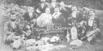 Παρέα Κοτυωριτών την Πρωτομαγιά του 1902 στον Άγιο Κωνσταντίνο (πηγή: «Από τη ζωή του Πόντου – Λαογραφικά Κοτυώρων»)
