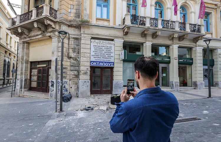 Στιγμιότυπο από το Ηράκλειο έπειτα από το σεισμό μεγέθους 6,1 βαθμών το πρωί της Πέμπτης (φωτ.: EUROKINISSI / Στέφανος Ραπάνης)