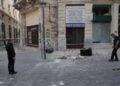 Στελέχη της Υπηρεσίας Πολιτικής Προστασίας αποκλείουν σημείο όπου παρατηρήθηκε πτώση τμημάτων κτιρίου στην οδό 25ης Αυγούστου στο Ηράκλειο (φωτ.: cretapost.gr)