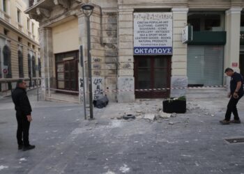 Στελέχη της Υπηρεσίας Πολιτικής Προστασίας αποκλείουν σημείο όπου παρατηρήθηκε πτώση τμημάτων κτηρίου στην οδό 25ης Αυγούστου στο Ηράκλειο (φωτ.: EUROKINISSI/Στεφανος Ραπάνης)