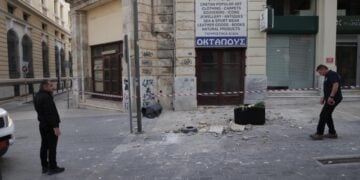 Στελέχη της Υπηρεσίας Πολιτικής Προστασίας αποκλείουν σημείο όπου παρατηρήθηκε πτώση τμημάτων κτιρίου στην οδό 25ης Αυγούστου στο Ηράκλειο (φωτ.: cretapost.gr)