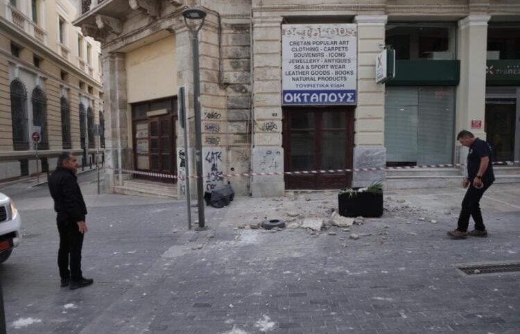 Στελέχη της Υπηρεσίας Πολιτικής Προστασίας αποκλείουν σημείο όπου παρατηρήθηκε πτώση τμημάτων κτηρίου στην οδό 25ης Αυγούστου στο Ηράκλειο (φωτ.: EUROKINISSI/Στεφανος Ραπάνης)