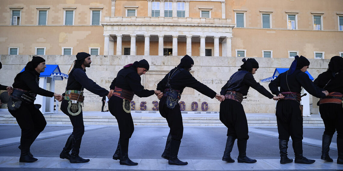 Πυρριχιστές του ΣΠοΣ Νοτίου Ελλάδος και Νήσων στο Μνημείο του Άγνωστου Στρατιώτη (φωτ.: EUROKINISSI / Γιώργος Κονταρίνης)