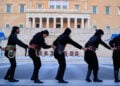 Πυρριχιστές του ΣΠοΣ Νοτίου Ελλάδος και Νήσων στο Μνημείο του Άγνωστου Στρατιώτη (φωτ.: EUROKINISSI / Γιώργος Κονταρίνης)