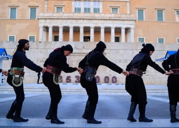 Πυρριχιστές του ΣΠοΣ Νοτίου Ελλάδος και Νήσων στο Μνημείο του Άγνωστου Στρατιώτη (φωτ.: EUROKINISSI / Γιώργος Κονταρίνης)