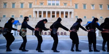 Πυρριχιστές του ΣΠοΣ Νοτίου Ελλάδος και Νήσων στο Μνημείο του Άγνωστου Στρατιώτη (φωτ.: EUROKINISSI / Γιώργος Κονταρίνης)