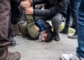 Τούρκοι αστυνομικοί συλλαμβάνουν διαδηλωτή που προσπάθησε να προσεγγίσει την πλατεία Ταξίμ (φωτ.: EPA / Umit Turhan)