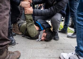 Τούρκοι αστυνομικοί συλλαμβάνουν διαδηλωτή που προσπάθησε να προσεγγίσει την πλατεία Ταξίμ (φωτ.: EPA / Umit Turhan)