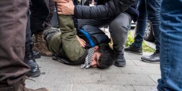 Τούρκοι αστυνομικοί συλλαμβάνουν διαδηλωτή που προσπάθησε να προσεγγίσει την πλατεία Ταξίμ (φωτ.: EPA / Umit Turhan)