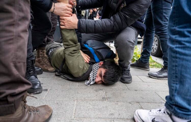 Τούρκοι αστυνομικοί συλλαμβάνουν διαδηλωτή που προσπάθησε να προσεγγίσει την πλατεία Ταξίμ (φωτ.: EPA / Umit Turhan)