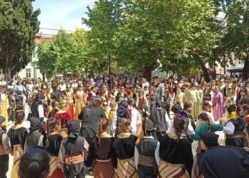Στιγμιότυπο από το περσινό παιδικό και εφηβικό φεστιβάλ ποντιακών χορών του δήμου Σκύδρας (φωτ.: facebook/Σύλλογος Ποντίων Δάφνης)