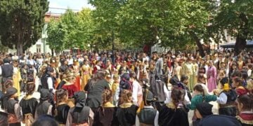 Στιγμιότυπο από το περσινό παιδικό και εφηβικό φεστιβάλ ποντιακών χορών του δήμου Σκύδρας (φωτ.: facebook/Σύλλογος Ποντίων Δάφνης)