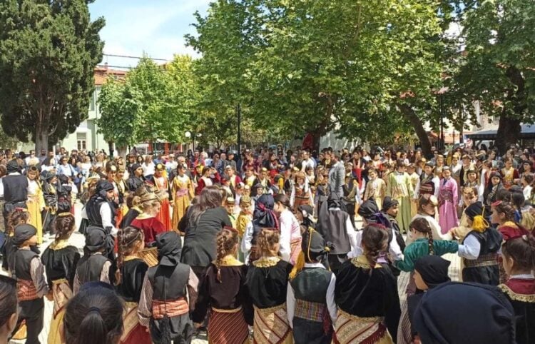 Στιγμιότυπο από το περσινό παιδικό και εφηβικό φεστιβάλ ποντιακών χορών του δήμου Σκύδρας (φωτ.: facebook/Σύλλογος Ποντίων Δάφνης)