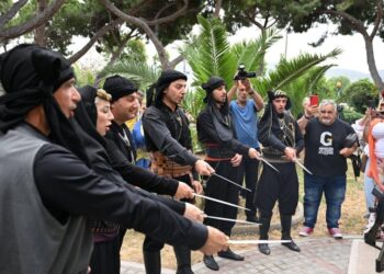 Μέλη του «Ξενιτέα» κατά την απαγγελία του όρκου (φωτ.: facebook/Χαράλαμπος Ναβροζίδης)