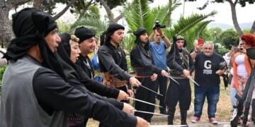 Μέλη του «Ξενιτέα» κατά την απαγγελία του όρκου (φωτ.: facebook/Χαράλαμπος Ναβροζίδης)