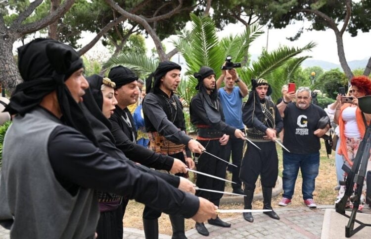 Μέλη του «Ξενιτέα» κατά την απαγγελία του όρκου (φωτ.: facebook/Χαράλαμπος Ναβροζίδης)