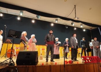 Στιγμιότυπο από τη θεατρική παράσταση «Η Ανταλλαγή» του Κυριάκου Σαχανίδη (φωτ.: facebook/Μορφωτικός Σύλλογος Ποντίων Κομοτηνής και Περιφέρειας «Ο Εύξεινος Πόντος»)