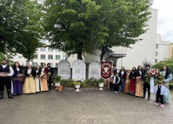 Τα μέλη του Συλλόγου Ποντίων Μονάχου στο μνημείο της ποντιακής γενοκτονίας που έχει στηθεί στον αύλειο χώρο του στον Ι.Ν. Αγίων Πάντων Μονάχου (φωτ.: facebook/Soula Gazani)