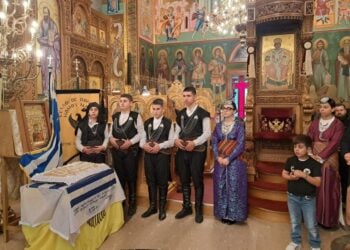Νεαρά μέλη του Συλλόγου Ποντίων ν. Ξάνθης μπροστά στο σινί με τα κόλλυβα (φωτ.: facebook/Σύλλογος Ποντίων Ν.Ξάνθης)