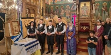 Νεαρά μέλη του Συλλόγου Ποντίων ν. Ξάνθης μπροστά στο σινί με τα κόλλυβα (φωτ.: facebook/Σύλλογος Ποντίων Ν.Ξάνθης)