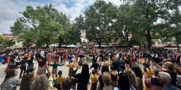 Στιγμιότυπο από το 3ο Παιδικό-Εφηβικό Φεστιβάλ Ποντιακών Χορών στη Σκύδρα (φωτ.: Μορφωτικός Πολιτιστικός Σύλλογος «Μέγας Αλέξανδρος Νέων» Αρσενίου)