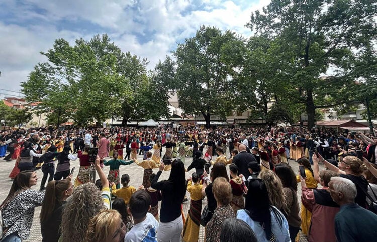 Στιγμιότυπο από το 3ο Παιδικό-Εφηβικό Φεστιβάλ Ποντιακών Χορών στη Σκύδρα (φωτ.: Μορφωτικός Πολιτιστικός Σύλλογος «Μέγας Αλέξανδρος Νέων» Αρσενίου)