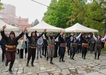 Πυρρίχιος χορός σέρρα στο μνημείο του Αλεξάνδρου Υψηλάντη (φωτ.: Μητρόπολη Βεροίας / Γεράσιμος Μπεκές)