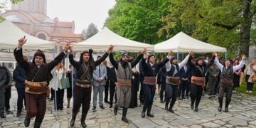 Πυρρίχιος χορός σέρρα στο μνημείο του Αλεξάνδρου Υψηλάντη (φωτ.: Μητρόπολη Βεροίας / Γεράσιμος Μπεκές)