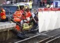 Διασώστες δίνουν τις πρώτες βοήθειες στους τραυματίες στο σημείο του ατυχήματος (φωτ.: glomex)