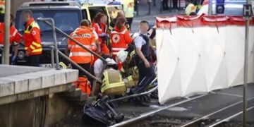 Διασώστες δίνουν τις πρώτες βοήθειες στους τραυματίες στο σημείο του ατυχήματος (φωτ.: glomex)