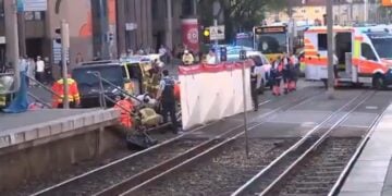 Διασώστες περιποιούνται τους τραυματίες στο σημείο του ατυχήματος (φωτ.: glomex)