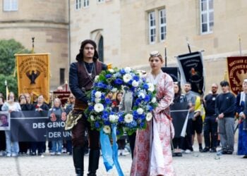 Τα μέλη των ποντιακών συλλόγων κατέθεσαν στεφάνια στο μνημείο της πλατείας  Stauffenberg (φωτ.: facebook/Jjphotography Ioannis Ioakimidis)