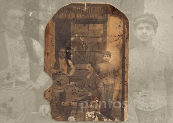 Ο Ηλίας Αλβανίδης (δεξιά) του Ευσταθίου και της Ξανθίππης σε ηλικία περίπου 15 ετών (Τραπεζούντα 1902 - Νέα Σμύρνη 1979), μαθητευόμενος στο τσαγκαράδικο του Γρηγόρη Σ. Ιατρόπουλου στην Τραπεζούντα (πηγή: ΕΠΜ, δωρεά: Ξανθίππη Τσιλιγκαρίδου. Εικ.: Χριστίνα Κωνσταντάκη)