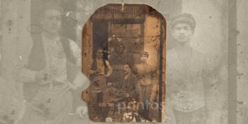Ο Ηλίας Αλβανίδης (δεξιά) του Ευσταθίου και της Ξανθίππης σε ηλικία περίπου 15 ετών (Τραπεζούντα 1902 - Νέα Σμύρνη 1979), μαθητευόμενος στο τσαγκαράδικο του Γρηγόρη Σ. Ιατρόπουλου στην Τραπεζούντα (πηγή: ΕΠΜ, δωρεά: Ξανθίππη Τσιλιγκαρίδου. Εικ.: Χριστίνα Κωνσταντάκη)