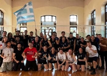 Οι δύο ομάδες του ΤΕΦΑΑ ΑΠΘ με την ελληνική σημαία στην Κωνσταντινούπολη (φωτ.: ΤΕΦΑΑ ΑΠΘ)