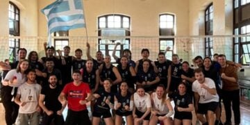 Οι δύο ομάδες του ΤΕΦΑΑ ΑΠΘ με την ελληνική σημαία στην Κωνσταντινούπολη (φωτ.: ΤΕΦΑΑ ΑΠΘ)