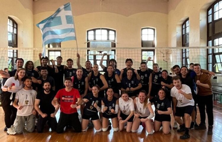 Οι δύο ομάδες του ΤΕΦΑΑ ΑΠΘ με την ελληνική σημαία στην Κωνσταντινούπολη (φωτ.: ΤΕΦΑΑ ΑΠΘ)